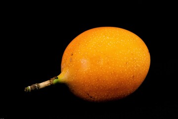 Granadilla - Die Frucht eines südamerikanischen Lianengewächses aus der Gattung der...