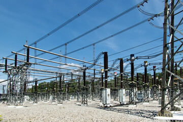 Umspannwerk mit Isolatoren, elektrischen Leitungen