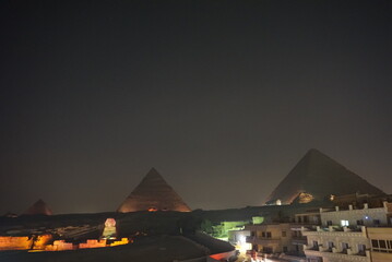 Fototapeta na wymiar ライトアップされたエジプトのピラミッド