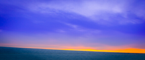 Obraz premium Beautiful blue sunset in the winter season.