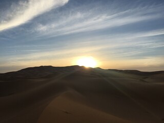 Fototapeta na wymiar 砂漠の夕日
