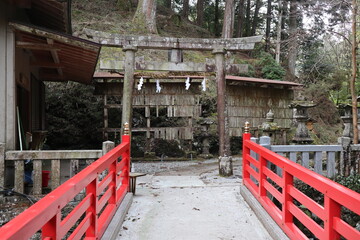 Fototapeta na wymiar 七ツ淵神社の鳥居