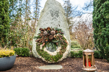 Großer Grabstein ( Findling ) mit einem Herbstlich geschmücktem Kranz