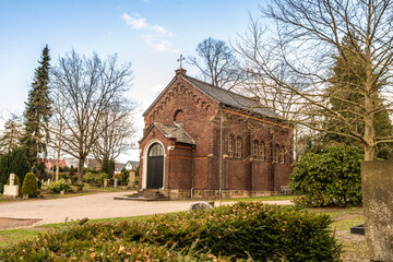 Fototapeta premium schöne alte Kapelle aus Ziegelsteinen mit großem Rundbogentor