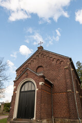 schöne alte Kapelle aus Ziegelsteinen mit großem Rundbogentor