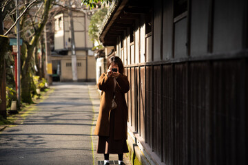写真を撮るコートを着た日本人女性