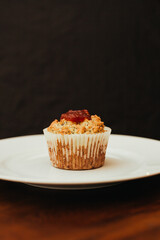 Dulce cupcake rico acaba de terminar de cocinar en una placa blanca con dulce de guayaba