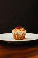 Dulce cupcake rico acaba de terminar de cocinar en una placa blanca con dulce de guayaba