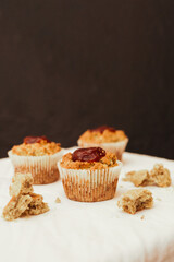 Dulce cupcake rico acaba de terminar de cocinar en una placa blanca con dulce de guayaba