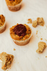 Dulce cupcake rico acaba de terminar de cocinar en una placa blanca con dulce de guayaba