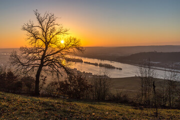 Fototapeta na wymiar Blick über den Rhein im Sonnenaufgang