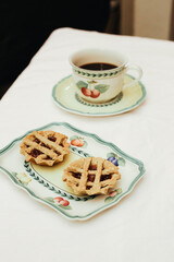 Pastafrola con guayaba fresca dulce super dulce sobre fondo blanco.