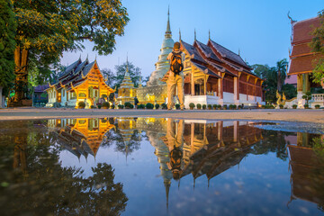 Naklejka premium Phra Sing temple,landmark for tourist at Chiang Mai,Thailand.Most favorite landmark for travel Phra Sing temple at night scene.