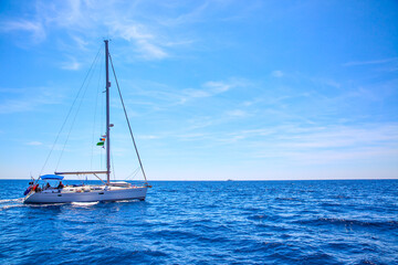 Obraz premium Sail yacht in the sea