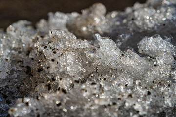 Schmutziger Schnee am Straßenrand