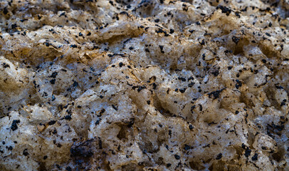 Schmutziger Schnee am Straßenrand