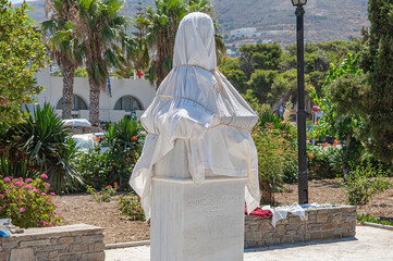 Verhüllte Skulptur im Park von Lefkes, Insel Paros, Kykladen, Griechenland