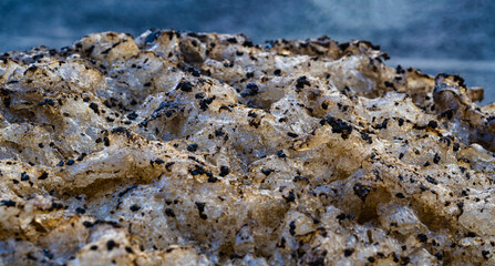 Schmutziger Schnee am Straßenrand