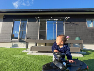 家の庭で遊ぶ男の子の赤ちゃん