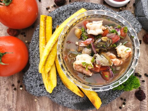 Ceviche de camar&oacute;n fresco con verdes fritos es lo m&aacute;ximo en comida del mar.