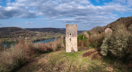 Fototapeta na wymiar Chasteaux (Corrèze, France) - Vue aérienne panoramique du château de Couzage et du lac du Causse sur le causse corrèzien