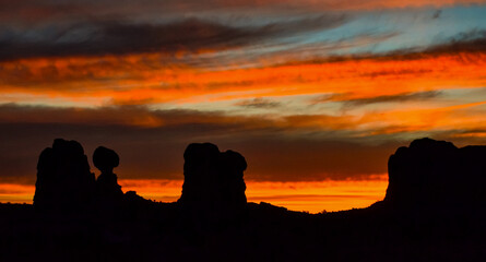 Fototapeta premium Evening sunset against the backdrop of the mountain landscape, and the red mountains. Canyonlands, Moab, Utah
