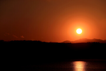 狭山湖に沈む夕陽