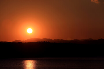 狭山湖に沈む夕陽