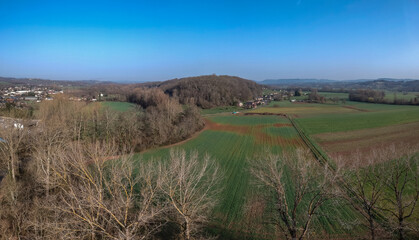 Obraz premium Varetz (Corrèze, France) - Vue aérienne panoramique de la vallée de la Vézère en direction de Saint Viance