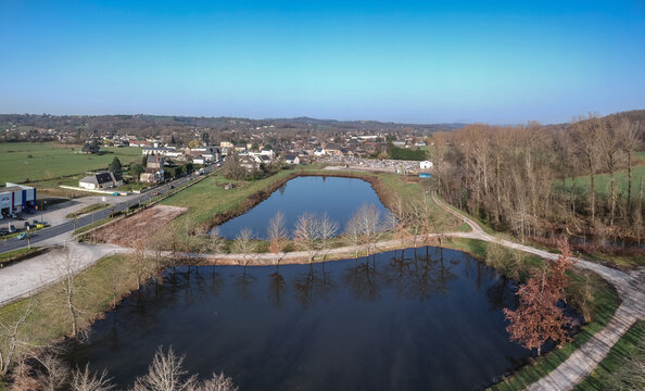 Varetz (Corr&egrave;ze, France) - Vue a&eacute;rienne panoramique du village et de son &eacute;tang