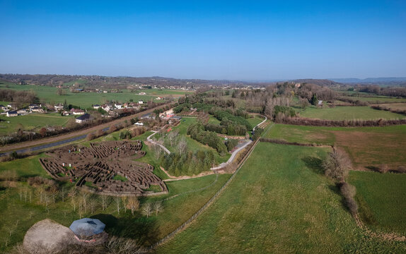 Varetz (Corrèze, France) - Vue aérienne de la vallée de la Vézère, du château de Castel Novel et des jardins retraçant la vie de l'écrivaine Colette