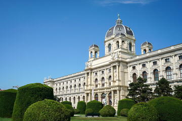 Obraz premium Beautiful architecture of famous Naturhistorisches Museum or Natural History Museum with beautiful garden and sculpture in Vienna, Austria.