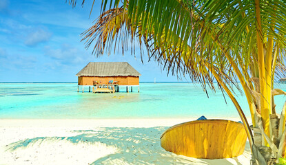 Malediven - Paradies im Indischen Ozean mit puderzuckerweißen Stränden und türkis-blauem Meer, honeymoon suite
