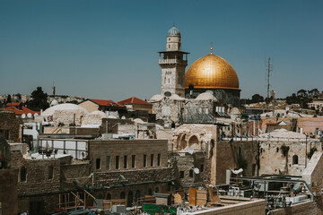Obraz premium Jerusalem, Israel, 05,10,2017: The Wailing Wall, panoramic view of the old city on a clear sunny day