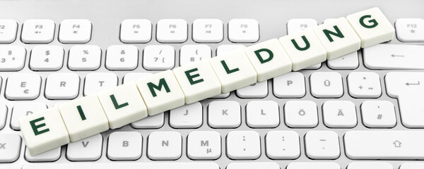 Eilmeldung und PC Keyboard Nahaufnahme