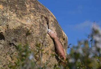 Haciendo boulder en la naturaleza.