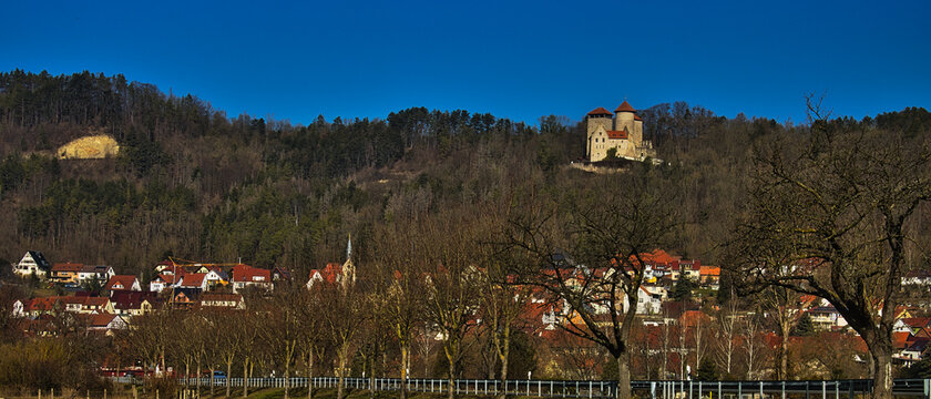 Die Burg Normannstein oberhalb der Stadt Treffurt an dem Fluss Werra.