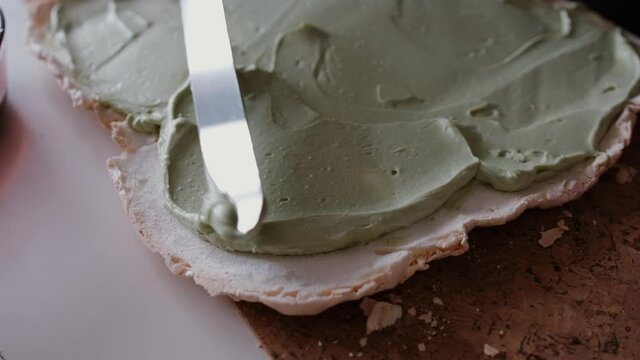 Spread the meringue cheese pistachio cream on the meringue roll