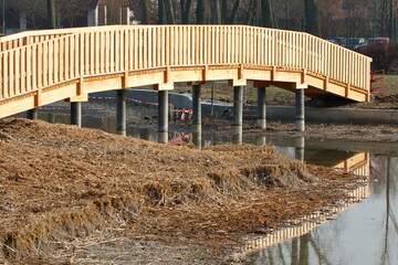 Eine kleine neue Holzbrücke über einen Teich