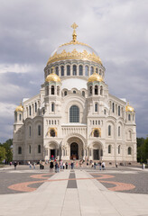 Fototapeta na wymiar Tourists and parishioners visited Kronstadt Naval Cathedral