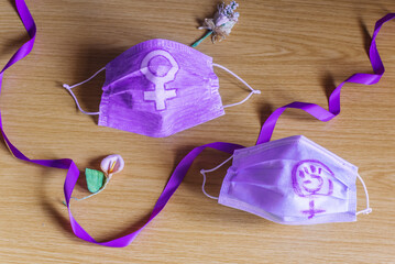 Dos mascarillas desechables para la pandemia del coronavirus Covid-19 con los símbolos y logo del...
