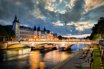 Fototapeta na wymiar paris river night