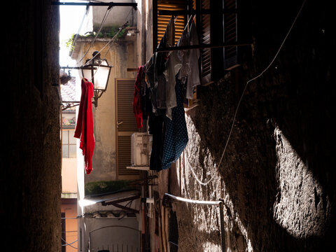 scorcio di Zagarolo, in provincia di Roma, con panni stesi nel vicolo