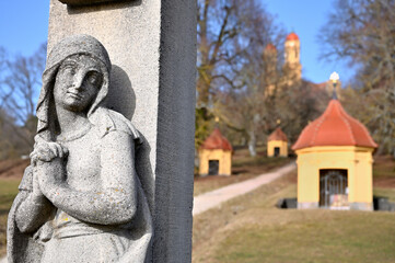 Aufgang zur Wallfahrtskirche Schönenberg mit betender Maria und Rosenkranzkapellen, Ellwangen...