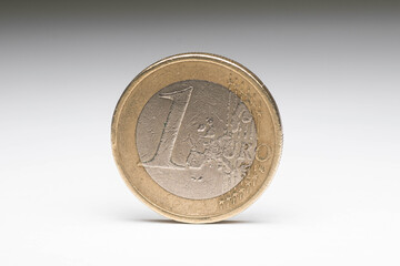 Primer plano de una moneda de un euro sobre un fondo blanco