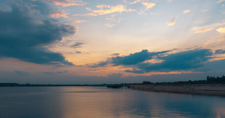 Naklejka premium sunset over the lake
