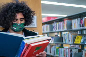 図書館で本を読む男性