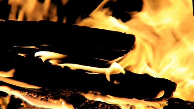 uno splendido fuoco che arde all'interno di un camino, lo splendido colore arancione del fuoco che brucia il legno, texture con fuoco, background di fuoco.