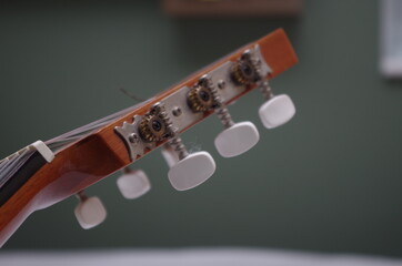 acoustic guitar head with tuning pegs