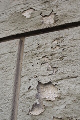 Intonaco del muro danneggiato dall'umidità di risalita